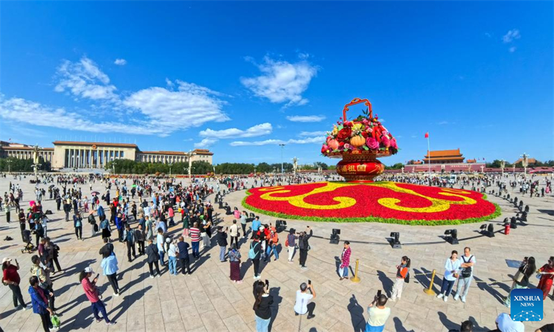 Un panier de fleurs géant décore la place Tian'anmen de Beijing à l'approche des vacances de la Fête nationale