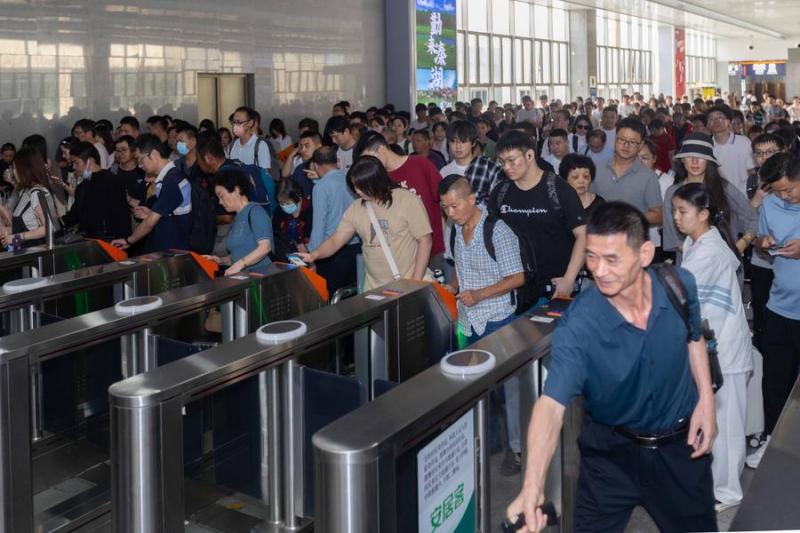 Des passagers font la queue pour le contr?le des billets à la Gare de Shanghai, dans l