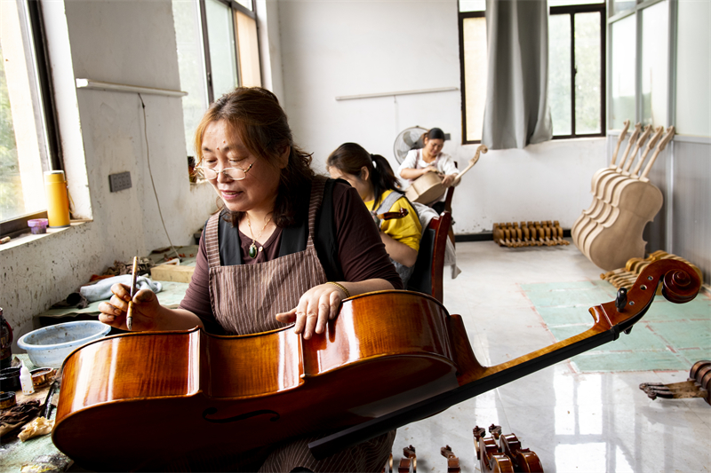 Henan : les luthiers de Queshan mettent les bouchées doubles pour honorer les commandes de violoncelles d'exportation