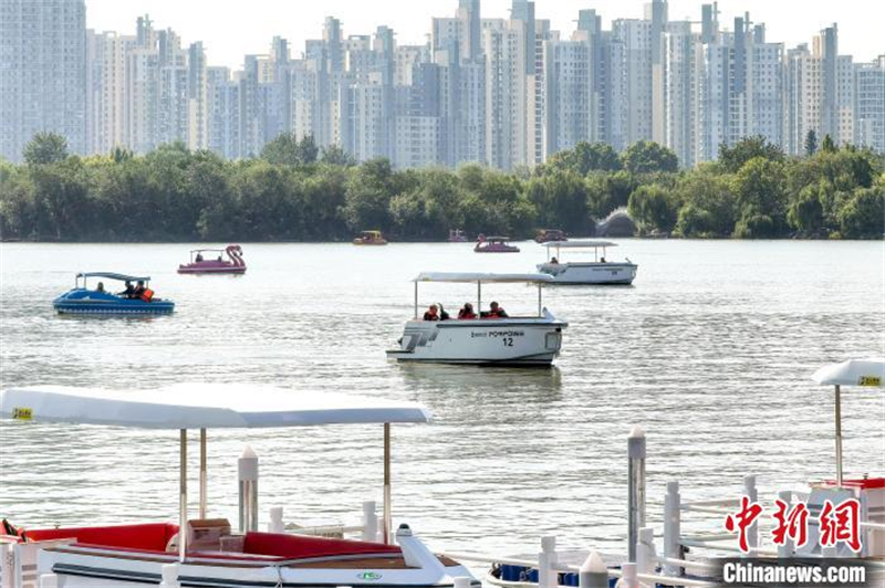 Tianjin : les touristes découvrent le premier groupe de yachts intelligents électriques