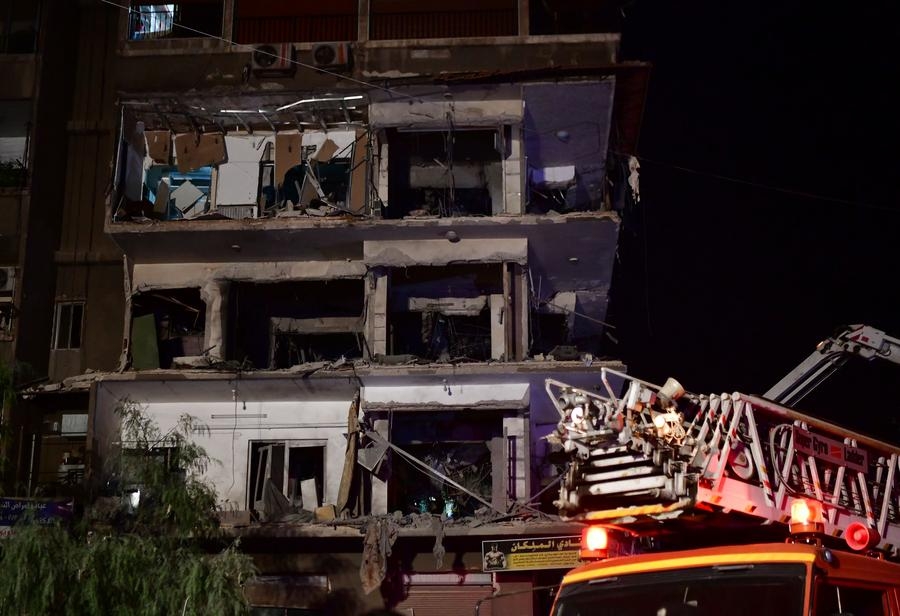 Photo prise le 8 octobre 2024 montrant un batiment endommagé lors d'une frappe israélienne contre le quartier résidentiel de Mazzeh, dans l'ouest de Damas, en Syrie. (Xinhua/Ammar Safarjalani)