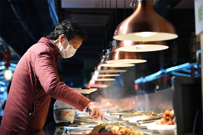 Un supermarché de Beijing ouvre une cafétéria pratique et abordable