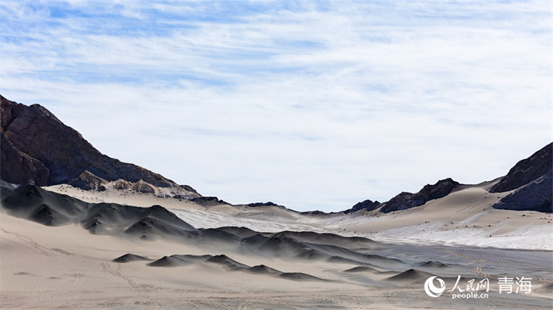 Qinghai : Heidushan, comme une peinture à l'encre noire dans le désert du nord-ouest