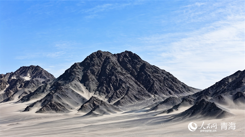 Qinghai : Heidushan, comme une peinture à l'encre noire dans le désert du nord-ouest