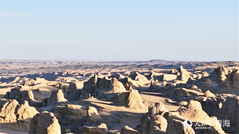 Qinghai : Heidushan, comme une peinture à l'encre noire dans le désert du nord-ouest