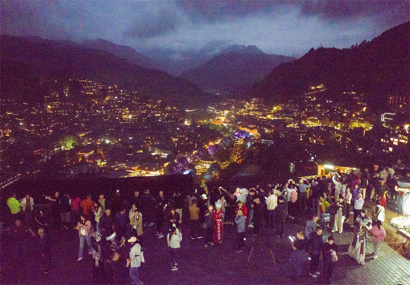 Guizhou : l'éblouissante vue nocturne du village Miao de Xijiang Qianhu