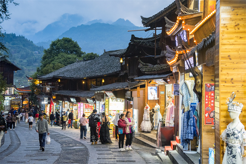 Guizhou : l'éblouissante vue nocturne du village Miao de Xijiang Qianhu