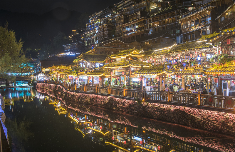 Guizhou : l'éblouissante vue nocturne du village Miao de Xijiang Qianhu