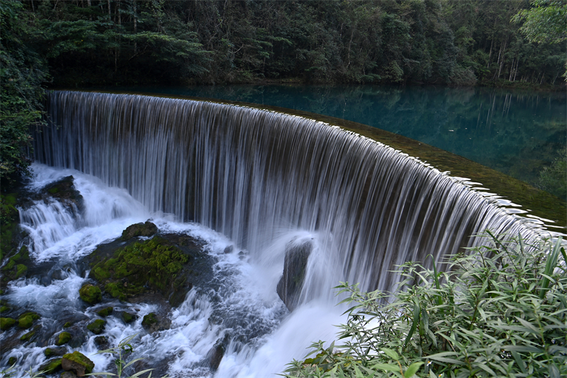 Guizhou : le site touristique de Xiaoqikong à Libo séduit les touristes