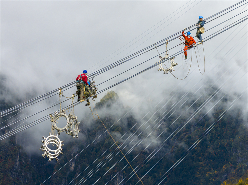 Sichuan : les ouvriers d'altitude de la ligne à ultra-haute tension Sichuan-Chongqing