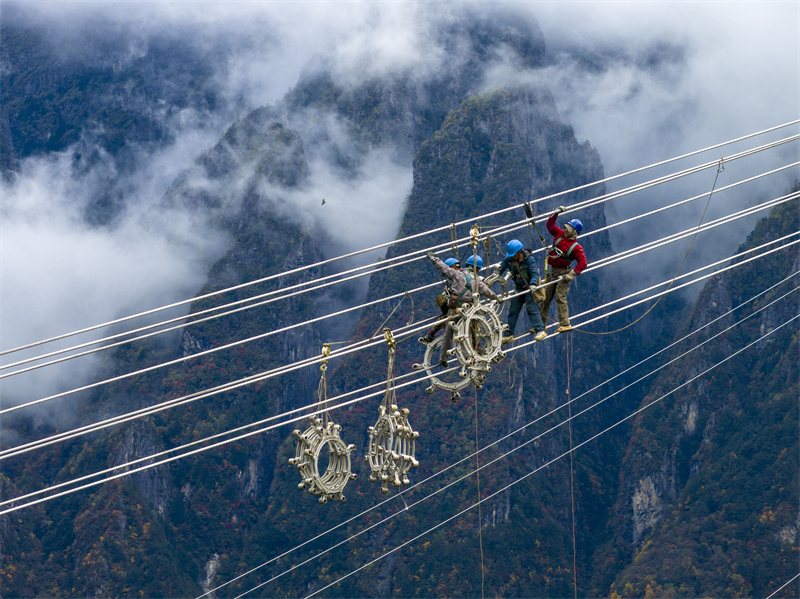 Sichuan : les ouvriers d'altitude de la ligne à ultra-haute tension Sichuan-Chongqing