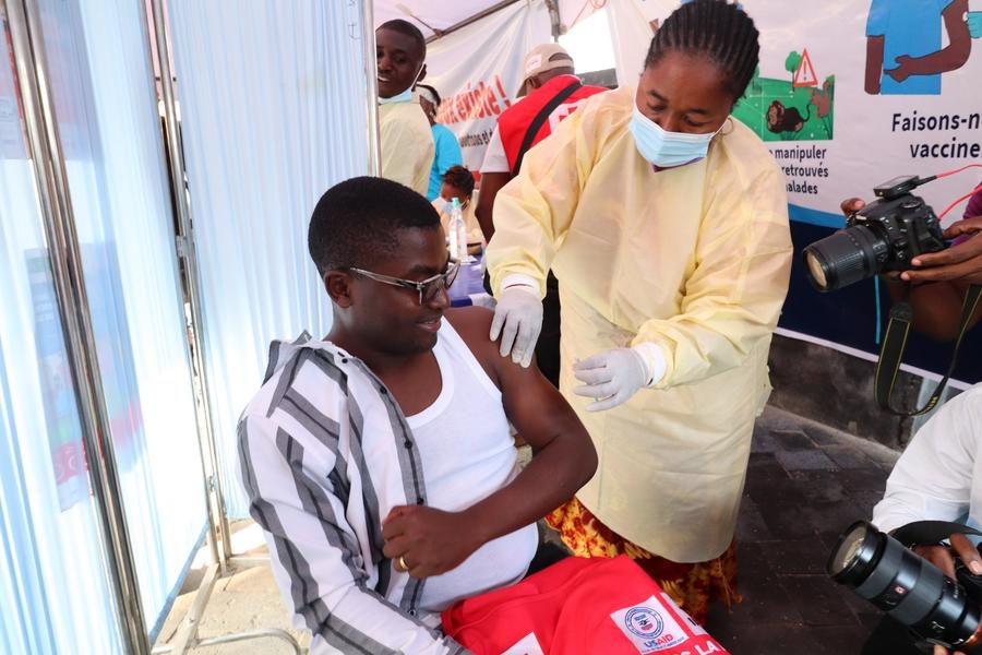 Un personnel de santé administre une dose de vaccin contre le mpox à un habitant dans un h?pital de Goma, dans la province du Nord-Kivu, en République démocratique du Congo (RDC), le 5 octobre 2024. (Xinhua/Alain Uaykani)