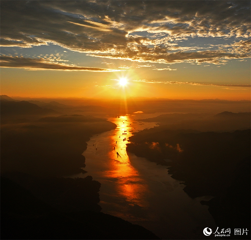 Hubei : le lever du soleil illumine le fleuve Yangtsé près du barrage des Trois Gorges