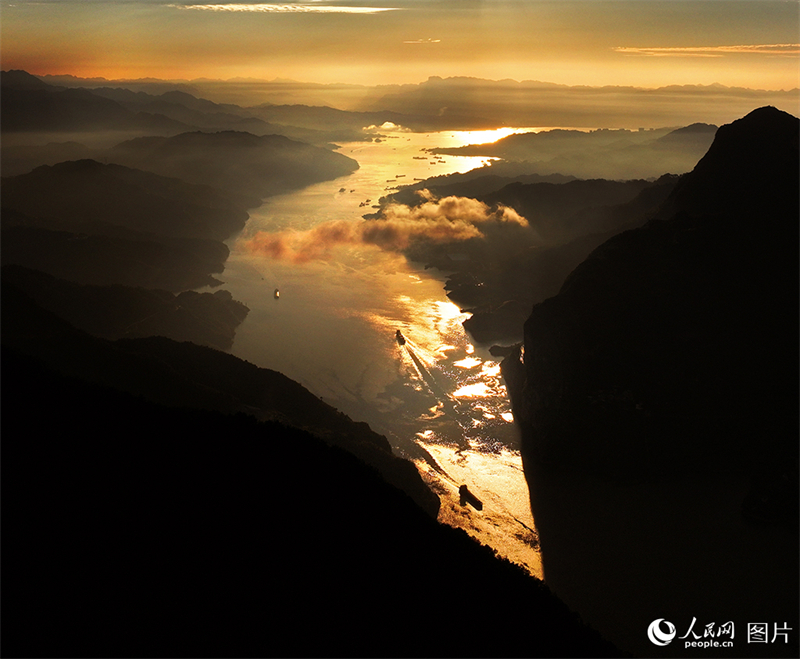 Hubei : le lever du soleil illumine le fleuve Yangtsé près du barrage des Trois Gorges