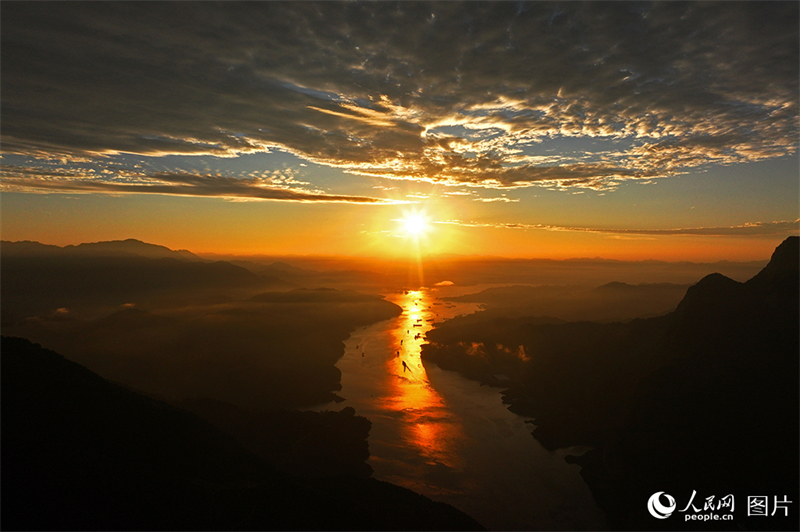 Hubei : le lever du soleil illumine le fleuve Yangtsé près du barrage des Trois Gorges