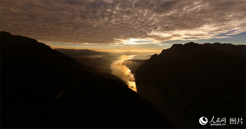 Hubei : le lever du soleil illumine le fleuve Yangtsé près du barrage des Trois Gorges