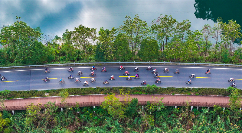 Zhejiang : début de la 18e course cycliste sur route du lac Qiandao de Chine à Chun'an