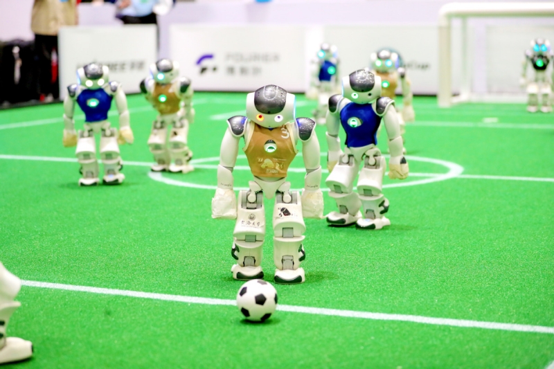 Des joueurs de football robotisés participent à la RoboCup Asie-Pacifique 2024 à Qingdao, dans la province du Shandong (est de la Chine), le 26 octobre 2024. Plus de 200 équipes de plus de 20 pays et régions ont participé à cette compétition. (Photo / Xinhua)