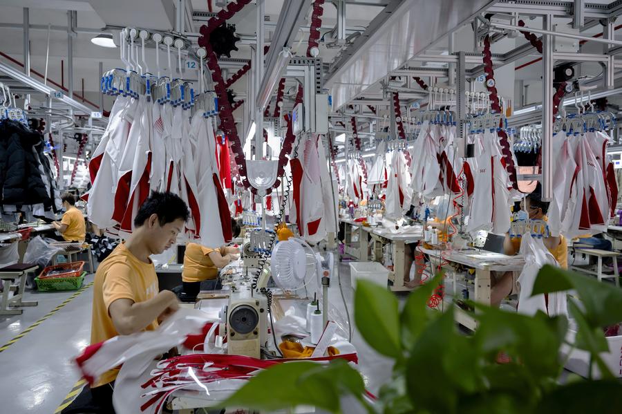 Des employés travaillent sur une cha?ne de production dans un atelier du géant chinois des vêtements de sport 361 Degrees à Jinjiang, dans la province chinoise du Fujian (sud-est), le 23 ao?t 2024. (Photo : Wei Peiquan)