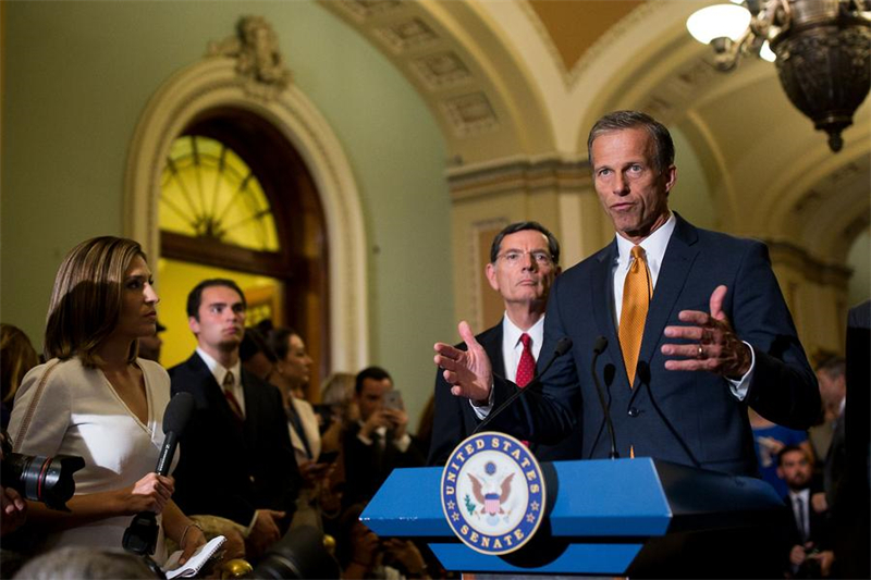 Le sénateur américain John Thune (1er à droite) s'exprime lors d'une conférence de presse après avoir voté au Capitole à Washington D.C., aux Etats-Unis, le 25 juillet 2017. (Xinhua/Ting Shen)