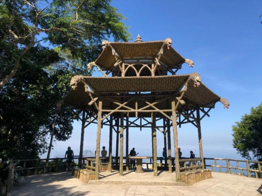 Le ? pavillon chinois ?, construit par le gouvernement municipal de Rio de Janeiro pour commémorer les producteurs de thé chinois, se dresse dans le parc national de Tijuca à Rio de Janeiro, au Brésil. (Chen Yiming / Le Quotidien du Peuple)