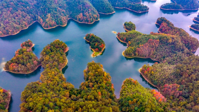 Zhejiang : les ?les colorées du lac Qiandao à Chun'an