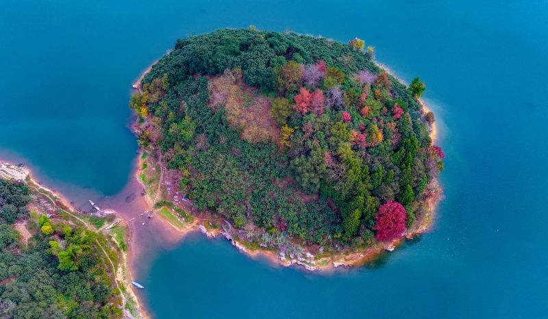 Zhejiang : les ?les colorées du lac Qiandao à Chun'an