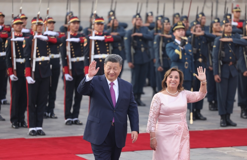 Le président chinois Xi Jinping assiste à une grande cérémonie de bienvenue organisée par la présidente péruvienne Dina Boluarte à Lima, capitale du Pérou, le 14 novembre 2024.