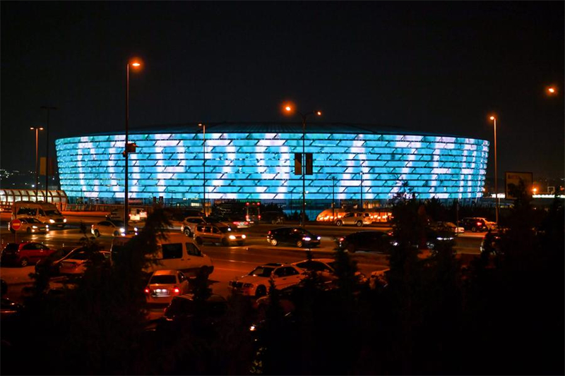 Photo prise le 21 novembre 2024 montrant une vue extérieure du site où a lieu la 29e session de la Conférence des Parties à la Convention-cadre des Nations Unies sur les changements climatiques (COP29) à Bakou, en Azerba?djan. (Xinhua/Cao Yang)