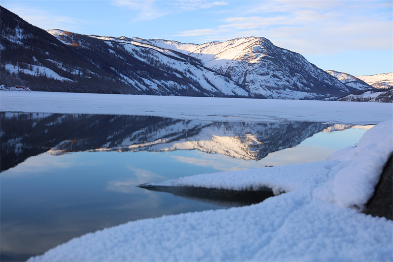 Xinjiang : à Altay, le lac Kanas est aussi beau qu'un pays des fées après la neige