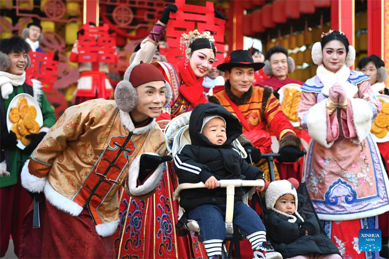 Des touristes posent pour des photos avec des artistes dans une cité immersive des arts du spectacle dans le district de Xixia de Yinchuan, capitale de la région autonome Hui du Ningxia (nord-ouest de la Chine), le 25 novembre 2024. (Photo / Xinhua)