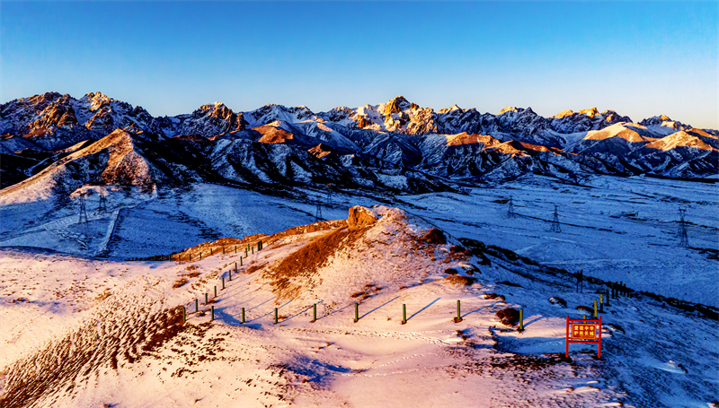 Gansu : le magnifique paysage de la Grande Muraille Ming des monts Wushaoling à Tianzhu