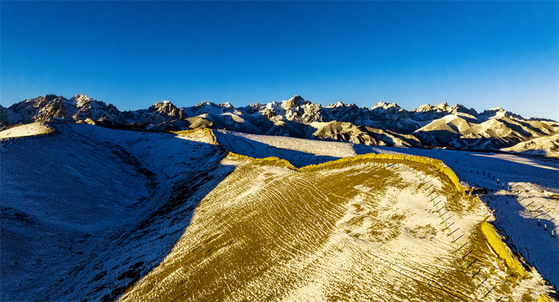 Gansu : le magnifique paysage de la Grande Muraille Ming des monts Wushaoling à Tianzhu