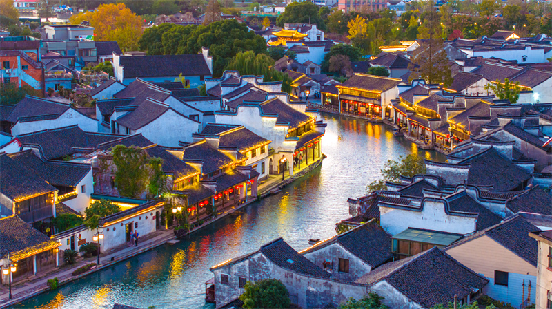 Zhejiang : une vue nocturne lumineuse de la tour Baijian à Huzhou