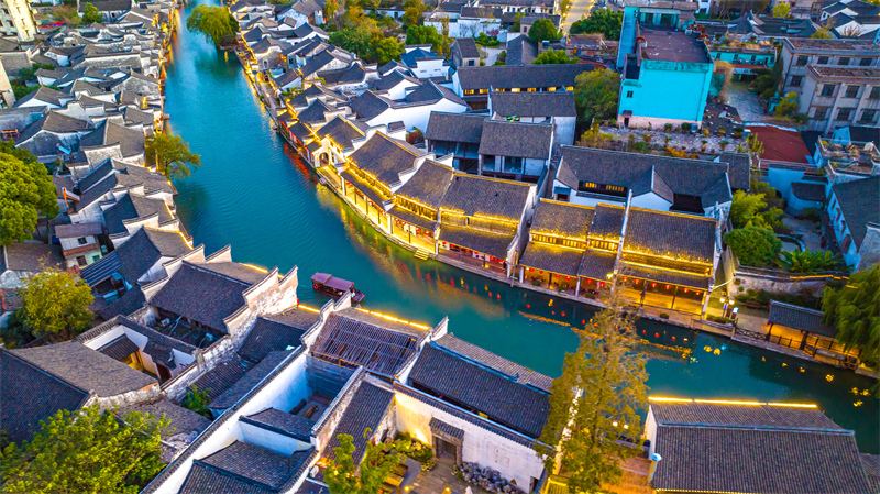 Zhejiang : une vue nocturne lumineuse de la tour Baijian à Huzhou