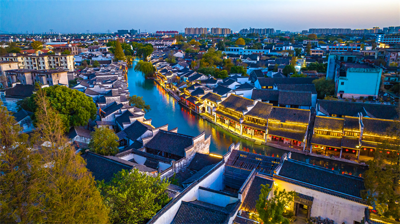 Zhejiang : une vue nocturne lumineuse de la tour Baijian à Huzhou