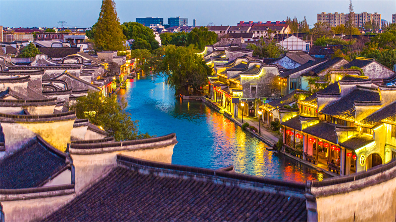 Zhejiang : une vue nocturne lumineuse de la tour Baijian à Huzhou