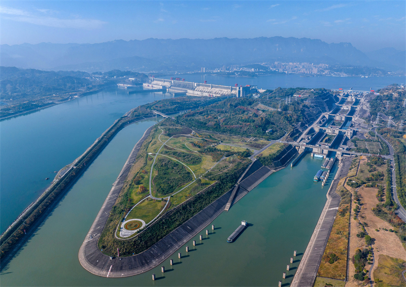 Hubei : la beauté écologique du barrage des Trois Gorges à Yichang