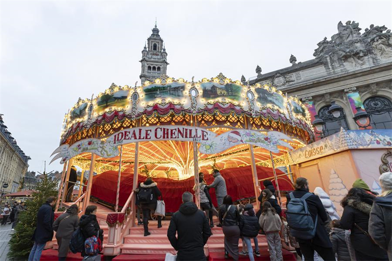 Des visiteurs au marché de No?l de Lille, dans le nord de la France, le 30 novembre 2024. (Xinhua/Sebastien Courdji)