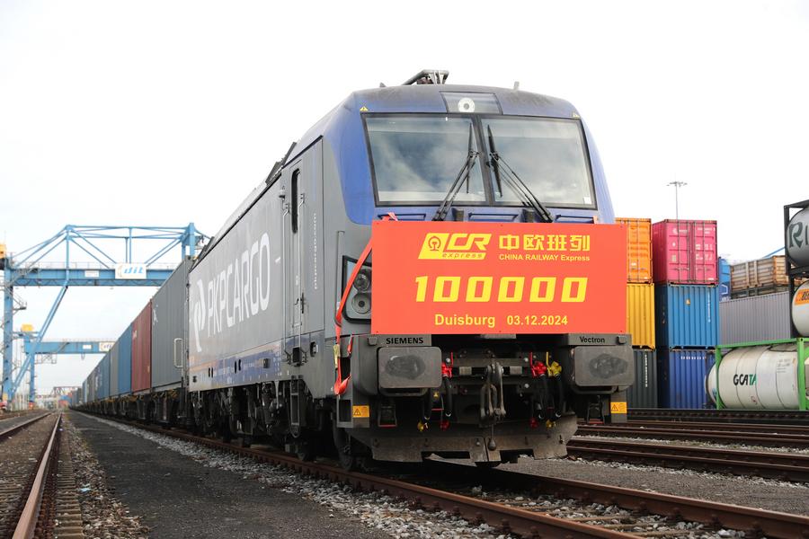 Photo prise le 3 décembre 2024 montrant le 100.000e train de fret Chine-Europe au terminal intermodal de Duisbourg (DIT) à Duisburg, en Allemagne. (Xinhua/Du Zheyu)