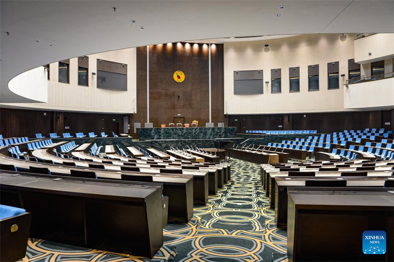 Photo prise le 19 novembre 2024 montrant le nouveau complexe de l'Assemblée nationale à Yaoundé, au Cameroun. à Yaoundé, la capitale du Cameroun, un batiment du parlement nouvellement construit brille de mille feux sous le soleil. (Kepseu / Xinhua)