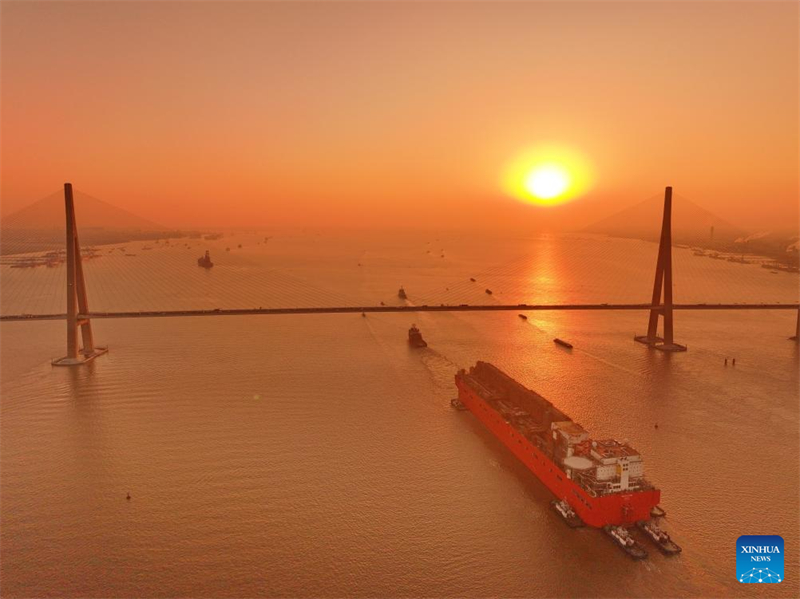 Jiangsu/Zhejiang : la première installation de FLNG à grande échelle fabriquée en Chine transférée de Nantong à Zhoushan