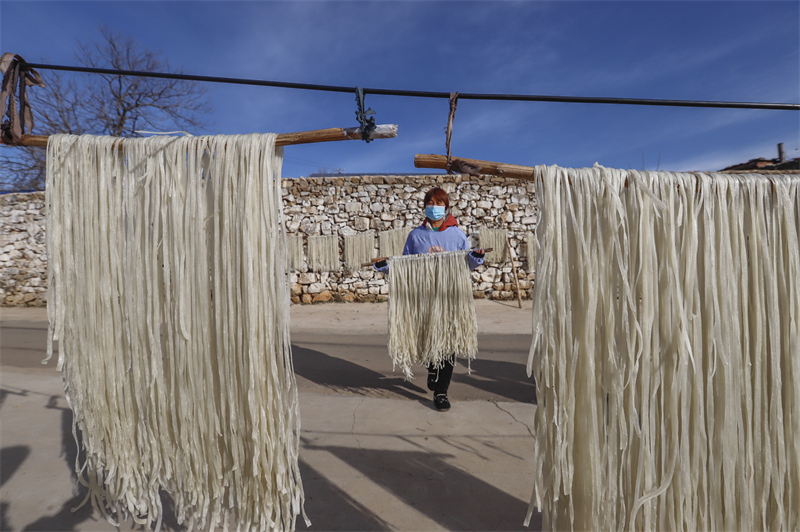 Hebei : la transformation des patates douces de montagne contribue à augmenter les revenus à Zunhua