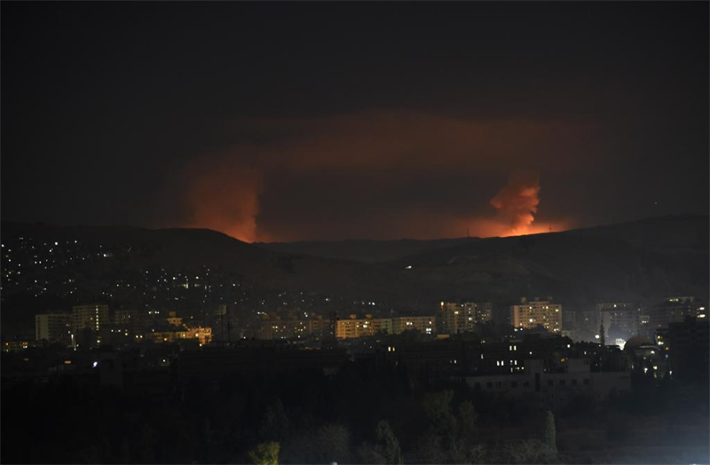 De la fumée s'élève à la suite d'une série de frappes aériennes israéliennes à Damas, en Syrie, le 14 décembre 2024. Isra?l a intensifié ses frappes contre les installations militaires syriennes samedi, menant 24 raids aériens dans la campagne de Damas, selon l'Observatoire syrien des droits de l'homme. (Xinhua/Monsef Memari)