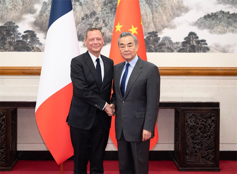 Wang Yi, membre du Bureau politique du Comité central du Parti communiste chinois (PCC) et directeur du Bureau de la Commission centrale des affaires étrangères, a coprésidé le 26e Dialogue stratégique Chine-France avec Emmanuel Bonne, conseiller diplomatique du président fran?ais, à Beijing, le 14 décembre 2024. (Photo : Li Tao)