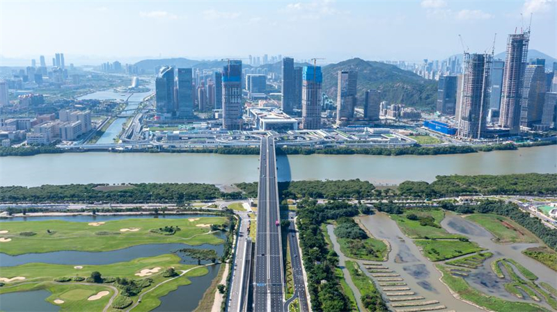 Photo aérienne prise le 4 décembre 2024 du pont Fleur de Lotus reliant Macao et l'?le de Hengqin de la ville de Zhuhai, dans la province chinoise du Guangdong (sud). (Photo : Xinhua/Cheong Kam Ka)