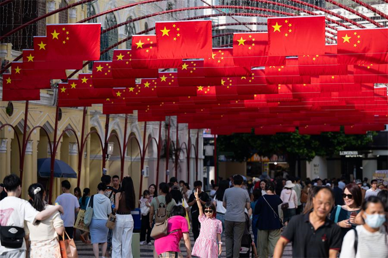 Des touristes sur la place Senado à Macao, dans le sud de la Chine, le 1er octobre 2024. (Photo : Cheong Kam Ka)