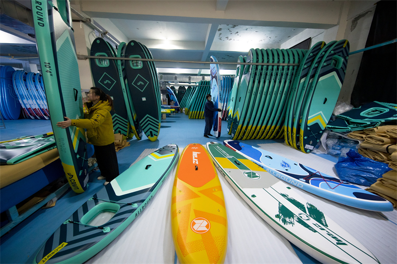 Jiangsu : les planches de surf fabriquées à Sihong prêtes à ? prendre la mer ? à l'étranger