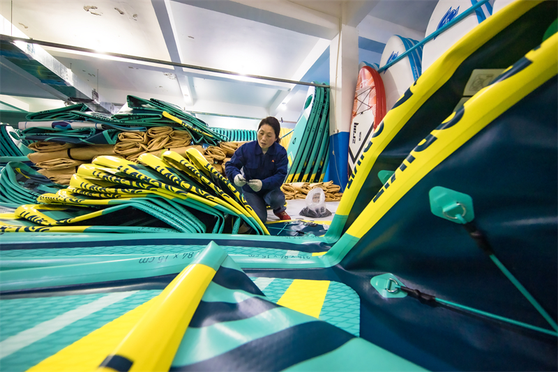 Jiangsu : les planches de surf fabriquées à Sihong prêtes à ? prendre la mer ? à l'étranger