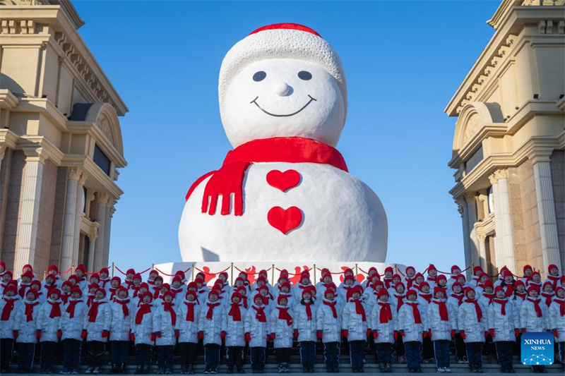 Heilongjiang : un bonhomme de neige géant installé à Harbin